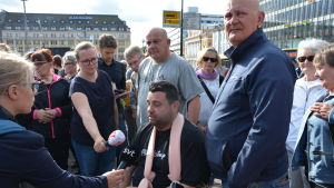 Hassan Zubier intevjuas på Salutorget i samband med en tyst minut på söndagen efter knivdådet. Hassan Zubier på plats på Salutorget för den tysta minuten.
