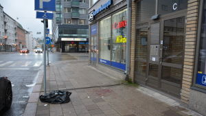 Blod på gatan där polisen sköt knivmannen i benet. Blodet på gatan är förövarens blod. Blod på gatan där polisen sköt knivmannen i benet.