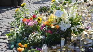 Många skadades i knivattacken i Åbo. Blommor på Salutorget i Åbo efter knivattack.
