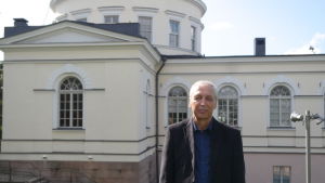 Nils-Erik Villstrand är professor emeritus i nordisk historia. Nils-Erik Villstrand utanför observatoriet i Åbo
