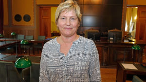 Kyrkoherde Stina Lindgård har upplevt de strömmade gudstjänsterna som lyckade. Arkivbild Stina Lindgård i fullmäktigesalen.