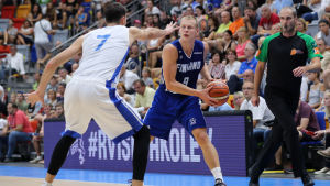 Sasu Salin under en träningsmatch mot Tjeckien. Anfallaren Sasu Salin på basketplanen.