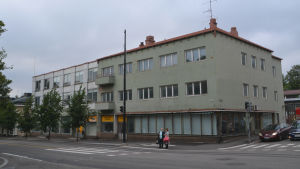 Hopeakvarteret har stått tomt länge. Ett trevåningshus i dåligt skick intill Mannerheimgatan i Borgå.