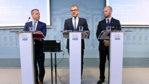 Sampo Terho med regeringskollegerna Petteri Orpo (Saml) och Juha Sipilä(C). Petteri Orpo, Juha Sipilä och Sampo Terho presenterar budgetförslaget.