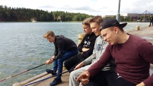 Lauri Hepo-oja, Jani Karlberg, Linus Siggberg och Jerry Kokkala från Kemiönsaaren keskuskoulu provade på att meta. Lauri Hepo-oja, Jani Karlberg, Linus Siggberg och Jerry Kokkala metar.