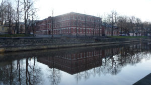 Ungefär vid den här platsen låg den så kallade Pennibron, eller Åbo bro som den egentligen hette. Den brann också upp i den förödande branden. Katedralskolan i Åbo ligger invid Aura å.
