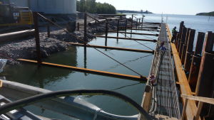 Förlängningen av kajen i Kaskö. Stålkonstruktioner är placerade i marken och havet vid bygget av den förlängda kajen vid yttre hamnen i Kaskö.