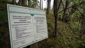 Älgjölandets eklund är fredad. Skylt som visar att Älgsjölandet i ingå skärgård är ett naturskyddsområde.
