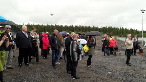 En tapper publik trotsade regnet och bevittnade den högtidliga ceremonin på fredagseftermiddagen. En tapper publik trotsade regnet och bevittnade den högtidliga ceremonin på fredagseftermiddagen.