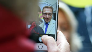 FDP:s partiordförande Christian Lindner poserar för en selfie med en anhängare vid ett kampanjtillfälle i Lübeck. Christian Lindner, partiordförande för det liberala partiet FDP, poserar för en selfie med en anhängare vid ett kampanjtillfälle i Lübeck inför det tyska förbundsdagsvalet i september 2017.