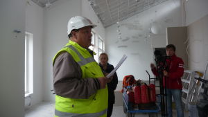 Edd Grahn i samlingsrummet i villa Rosa. Tekniska direktören Edd Grahn står inne i vad som kommer att bli samlingsrummet i Villa Rosa.