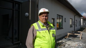 Edd Grahn vid villa Rosa. Edd Grahn står intill huvudingången till det nya serviceboendet i Närpes.