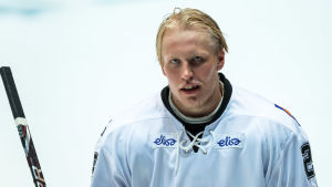 Patrik Laine i en hockeytröja.