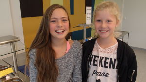Gäddbiffarna är goda, säger Elvira Andersson och Isabelle Törnqvist. – Gäddbiffarna är goda, säger Elvira Andersson och Isabelle Törnqvist i Houtskär.