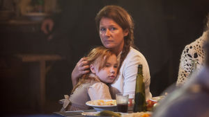 Den starka kvinnan. Sidse Babett Knudsens Sara håller ett fast tag om såväl filmen som unga Mary (Eedit Patrakka). Sara och dottern Mary i varm omfamning.