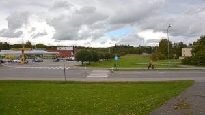 Det här området intill Skärgårdsvägen kan se annorlunda ut om några år. Område vid S-market i Pargas.