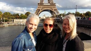 Tre norska turister tycker att Eiffeltornets charm kan minska. Tre norska turister i Paris.