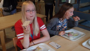 Olivia Käldström äter mest sallad och knäckebröd. Ibland får hon huvudvärk på kvällen när hon inte har ätit ordentligt i skolan. Olivia Käldström äter mest sallad och knäckebröd.
