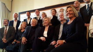 "Bergmanfest-familjen" under presskonferensen i London. Liv Ullmann i centrum på nedre raden. "Bergmanfamiljen", presskonferensvärdarna i London.