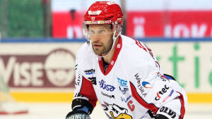 Ny Small Mot Huvudet Riska Traffades Av Armbage Sport