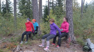 Träning i par ger en extra kick. Fyra personer ägnar sig åt CrossNature i Pargasskogen