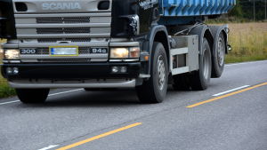 Krossgruset under ytan smulas sakta men säkert sönder av den tunga trafiken. Lastbil.