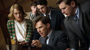 Kuvassa Joan Clarke (Keira Knightley), Peter Hilton (Matthew Beard), Hugh Alexander (Matthew Goode), Alan Turing (Benedict Cumberbatch) ja John Cairncross (Allen Leech). Jännittävä tosipohjainen draamaelokuva kertoo matemaatikko Alan Turingista. Pääroolissa näyttelee Benedict Cumberbatch.