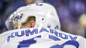 Komarov har alltid haft visiret uppfällt ovanför ögonen. Leo Komarov fotograferad bakifrån.