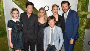 Skådespelarna i Ozark - Julia Garner, Jason Bateman, Sofia Hublitz, Laura Linney, Skylar Gaertner, Jason Butler Harner. Skådespelarna i tv-serien Ozark: Julia Garner, Jason Bateman, Sofia Hublitz, Laura Linney, Skylar Gaertner, Jason Butler Harner