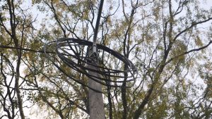 På Brobölevägen har en hoprullad kabel väntat på montören i sex veckor. elkablar efter storm i augusti 2017 i Sibbo
