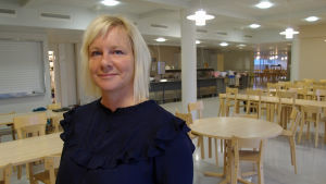 Carina Lund på Alerte som lagar skolmat i Jakobstad hoppas att leverantörerna håller koll på tillsatsämnena. Carina Lund på Alerte som lagar skolmat i Jakobstad hoppas att leverantörerna håller koll på tillsatsämnena.