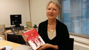 Professor emerita Anu Klippi med den nyutkomna boken. professor emerita Anu Klippi.