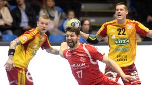Teemu Tamminen och Nico Rönnberg (t.h.) är lagkamrater även på klubbnivå. Teemu Tamminen och Nico Rönnberg i Cocks match mot Melsungen i EHF-cupen våren 2017.