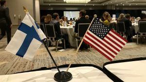 Goda relationer på riksnivå. Men få vänortsstäder. affärslunch med finländsk och amerikansk flagga. Från pres Niinistös lunch med Economic Club of Minneapolis