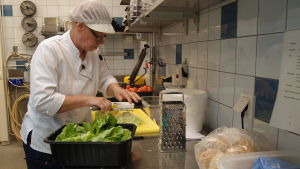 Carola Skaag lagar sallad i Houtskär. Carola Skaag lagar sallad i Houtskär.