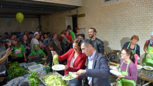 De gröna partiledarna Katrin Göring-Eckardt och Cem Özdemir tar för sig av vegetarisk pasta i Berlin De gröna partiledarna Katrin Göring-Eckardt och Cem Özdemir öser upp vegetarisk pasta i Berlin.