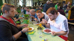 Pasta gjord på kasserade livsmedel smakar för de gröna. De vill också ha en fördjupad europeisk integration. De tyska gröna vill ha en djupare europeisk integration. Partiet bjuder anhängarna på pasta.