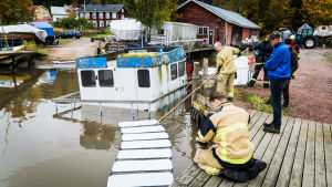 Räddningsverket lade ut oljebommar vid Riku Räddningsverket lägger ut oljebommar kring sjunken båt