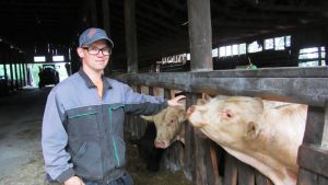 Aarne Schildt från Bosgård deltog i mötet. I dagens läge säljer han 95 procent av gårdens ekokött rakt till privatpersoner Aarne Schildt och några kor.