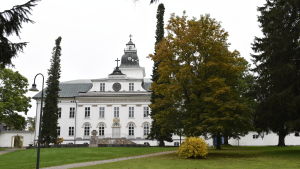 Att kyrkan inte ser ut som en typisk kyrka har sin tydliga förklaring. Korsholms kyrka