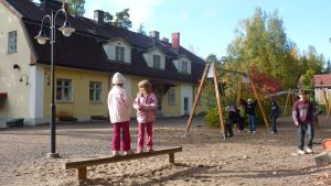 Klinkbackan koulu i Pojo har tidigare varit indragningshotad. Salminen betonar att små skolor är effektiva. En skolgård.
