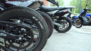 Många kör moped till den intilliggande högstadieskolan. Mopeder som står parkerade.