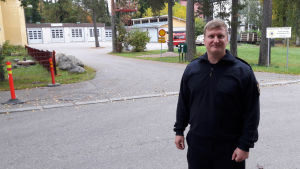 Kårchef Jens Tegengren säger att felparkeringen utanför FBK har pågått i många år. Jens Tegengren är kårchef vid Grankulla FBK.