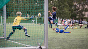 Pallo-Pojat Juniorit och Puistolan Urheilijat spelar match i Helsingfors 2017. Juniorfotbollsmatch PPJ-PuiU, juli 2017.