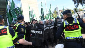 Polisen stoppade demonstranterna när de försökte välja en ny rutt. Polisen stoppade demonstranterna när de försökte välja en ny rutt.