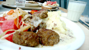 Köttbullar är en favoriträtterna i många skolor. Köttbullar med potatis och sallad