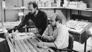 Radioteknikerna Uffe Enberg och Carl-Henrik Ekström fotograferade år 1991. Två män i en radiostudio.