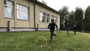 Många elever säger att det är lättare att sitta på lektionen då de fått starta dagen med 15 minuter fysisk aktivitet. elever som hoppar över häckar.