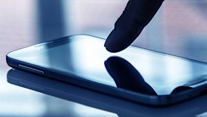 En digitaliserad värld för med sig både hot och möjligheter. En smarttelefon.
