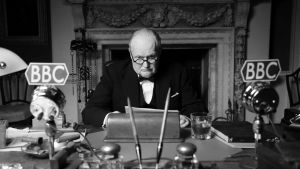 Dokumentin dramatisoiduissa osuuksissa Winston Churchillin roolissa nähdään brittinäyttelijä Christian Rodska. Kansallissankariksi 2. maailmansodan aikana noussut ja Britannian voittoon johtanut Churchill kärsi yllättävän ja murskaavan vaalitappion vuoden 1945 vaaleissa.